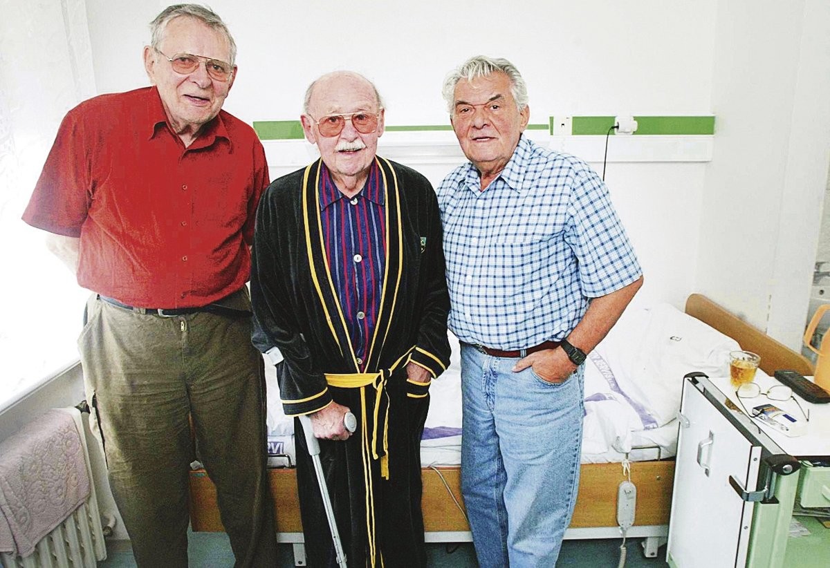 Jan Skopeček a Ladislav Trojan na návšteve u Lubomíra Lipského v nemocnici.